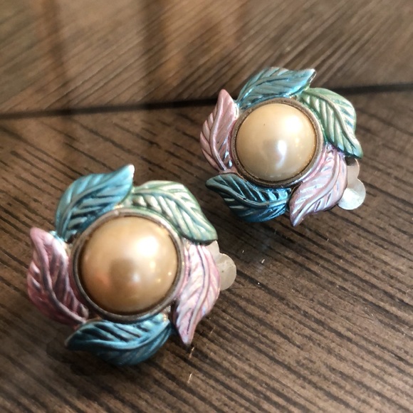 Vintage Pastel Leaf with Pearl Center Clip Earrings - Picture 12 of 13
